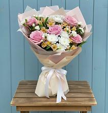 Букет цветов из:  Гвоздики, Орхидеи и Розы в Жиздре