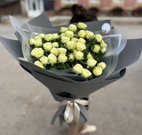 Букет Белые кустовые розы Солинеро в Жиздре