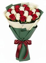 Букет Микс из красных и белых роз в Жиздре
