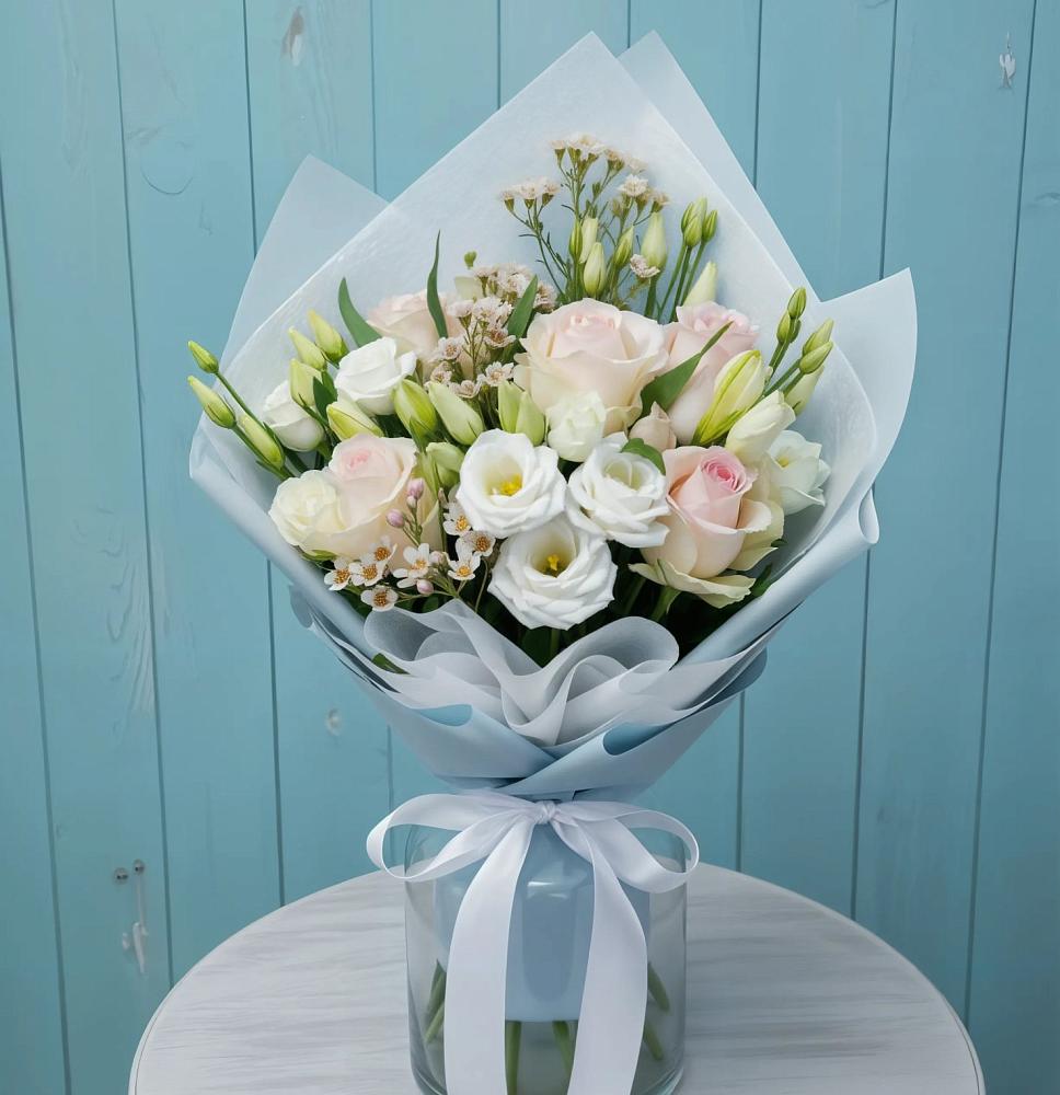 Букет цветов из: Розы и Лизиантусы в Жиздре