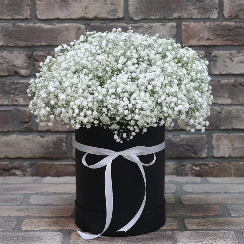 Цветочная композиция из Гипсофила в шляпной коробке в Жиздре