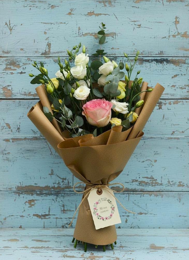 Букет цветов из: Розы и Лизиантусы в Жиздре