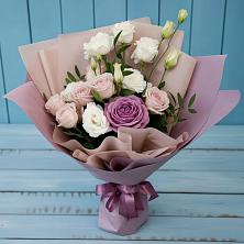 Букет цветов из:  Розы и Лизиантусы в Жиздре