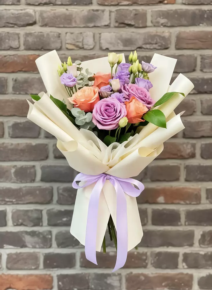 Букет цветов из: Лизиантусы и Розы в Жиздре