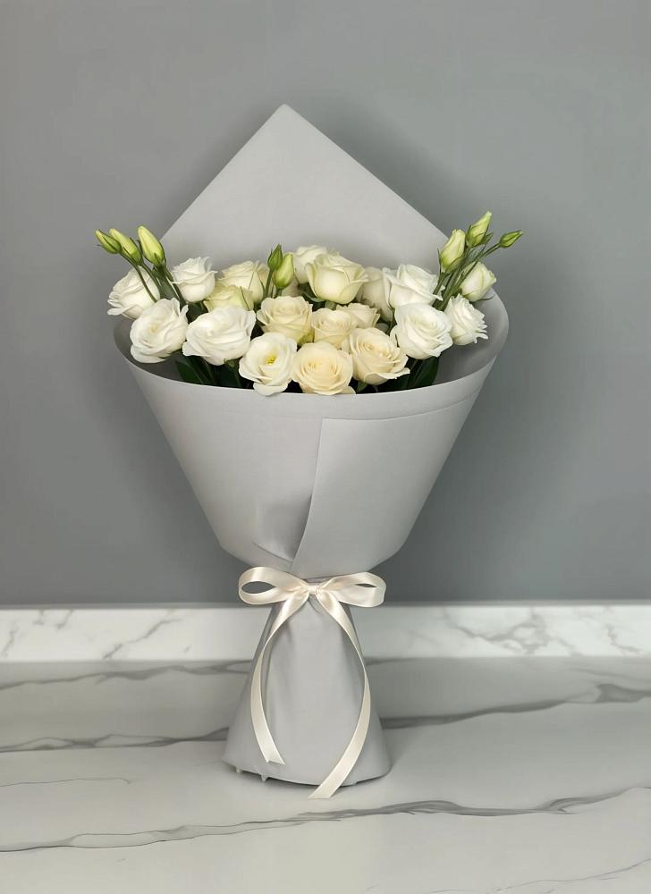 Букет цветов из: Розы и Лизиантусы в Жиздре