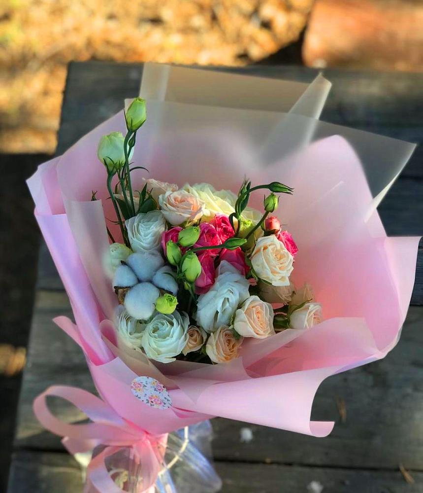 Букет цветов из: Розы и Лизиантусы в Жиздре