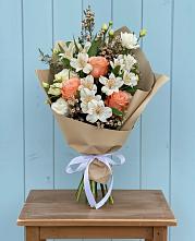 Букет цветов из:  Альстромерии, Лизиантусы, Розы и Хризантемы в Жиздре