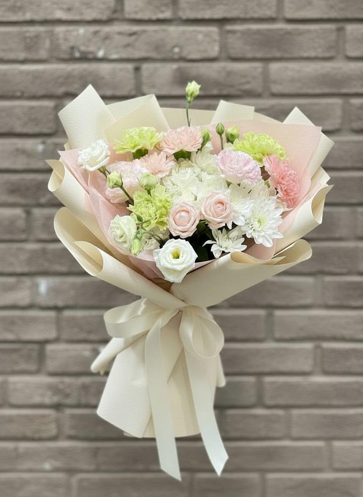 Букет цветов из: Гвоздики, Розы, Лизиантусы и Хризантемы в Жиздре