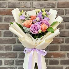 Букет цветов из:  Лизиантусы и Розы в Жиздре