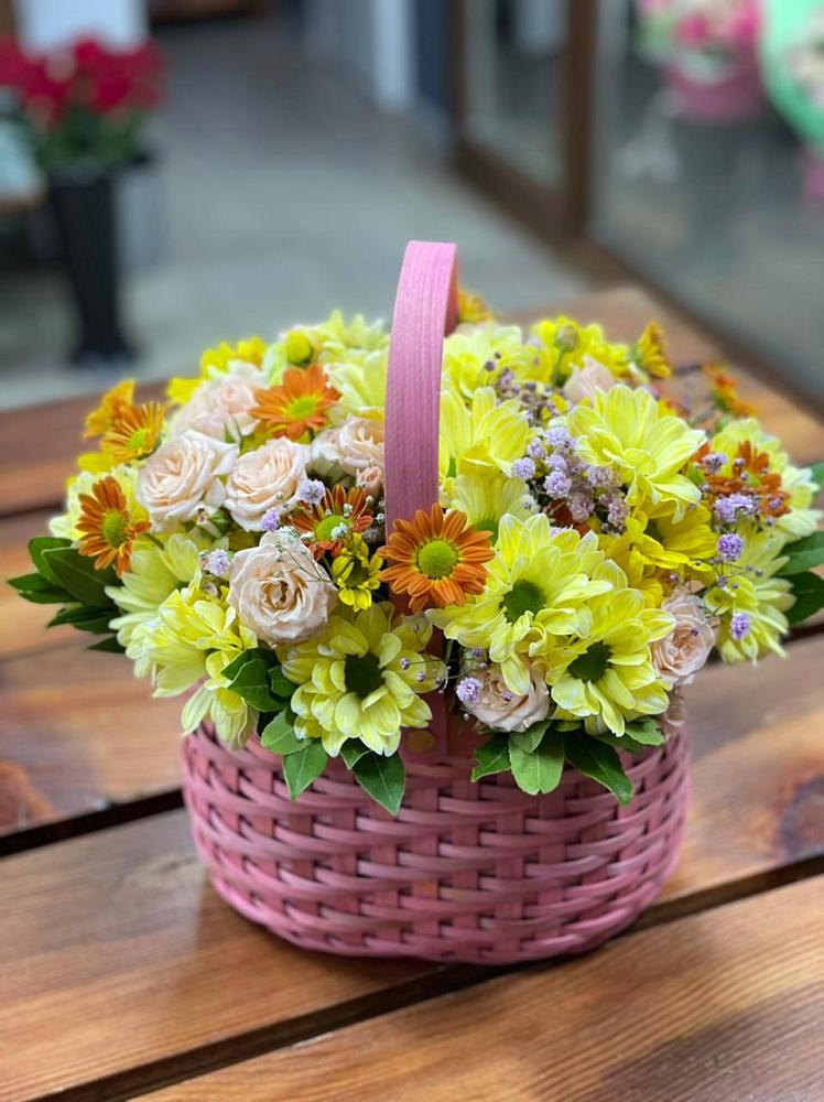 Цветочная композиция из Хризантемы и Розы в корзине в Жиздре