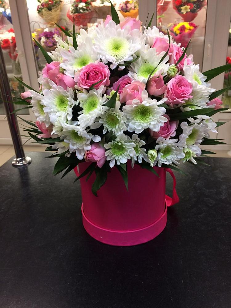 Цветочная композиция из Розы и Хризантемы в шляпной коробке в Жиздре