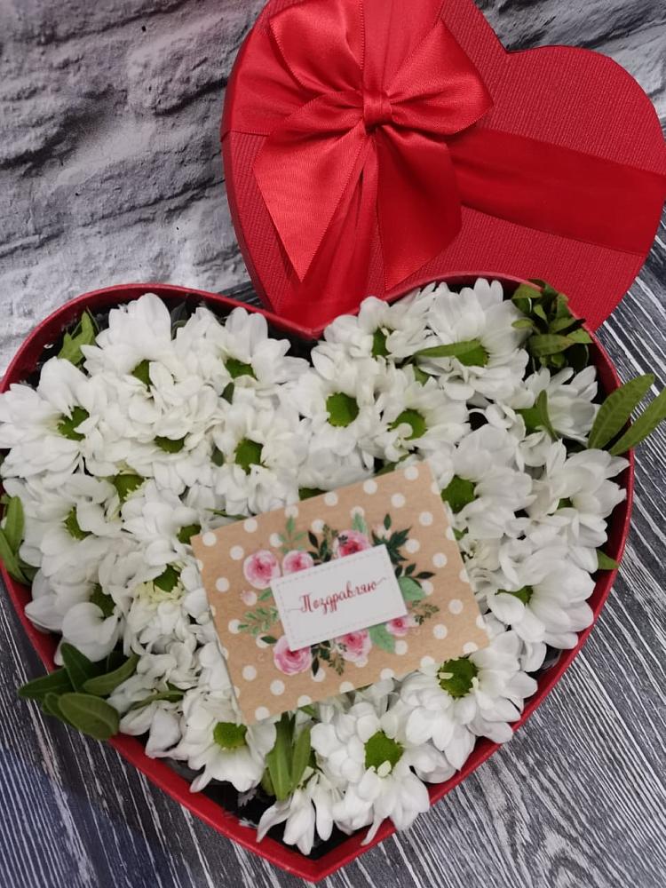 Цветочная композиция из Хризантемы в виде сердца в Жиздре