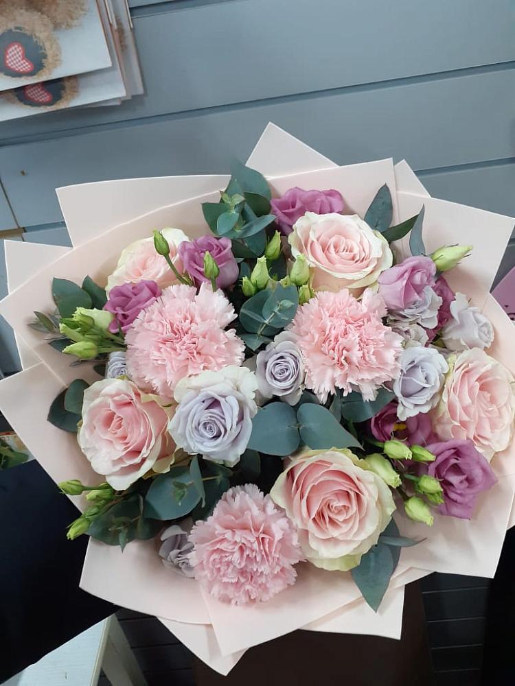 Букет цветов из: Розы, Гвоздики и Лизиантусы в Жиздре