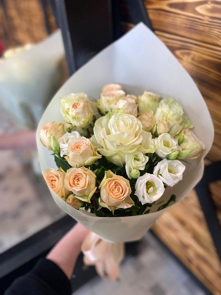 Букет цветов из: Розы и Лизиантусы в Жиздре