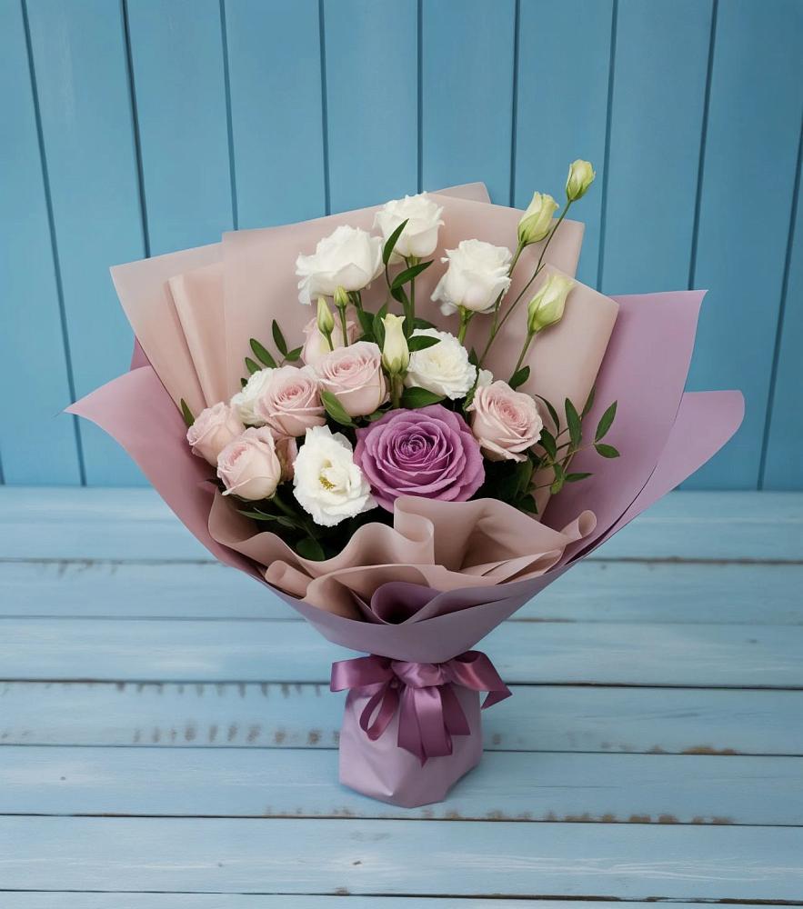 Букет цветов из: Розы и Лизиантусы в Жиздре